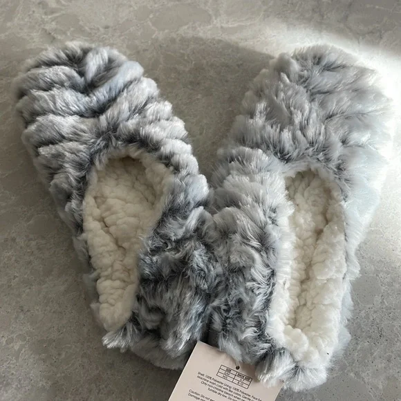 BNWT slipper, socks with grippers - Picture 2 of 4